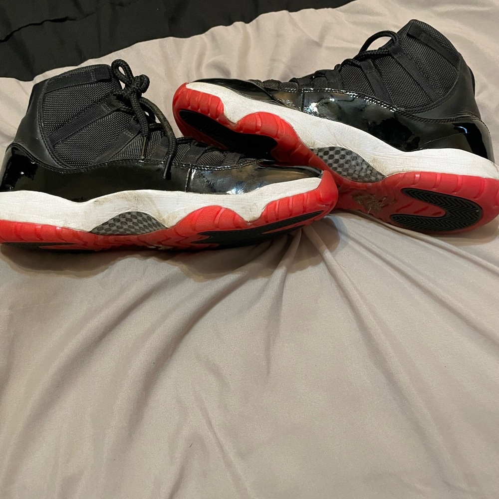 Jordan 11 Bred color